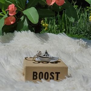 YEEZY BOOST 350 V2 "ZEBRA" KEYCHAIN
